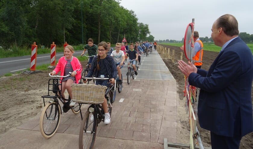 <p><em>De leerlingen van groep 7 van de School met de Bijbel uit Maartensdijk rijden als eersten over het nieuwe zonnefietspad.</em></p>