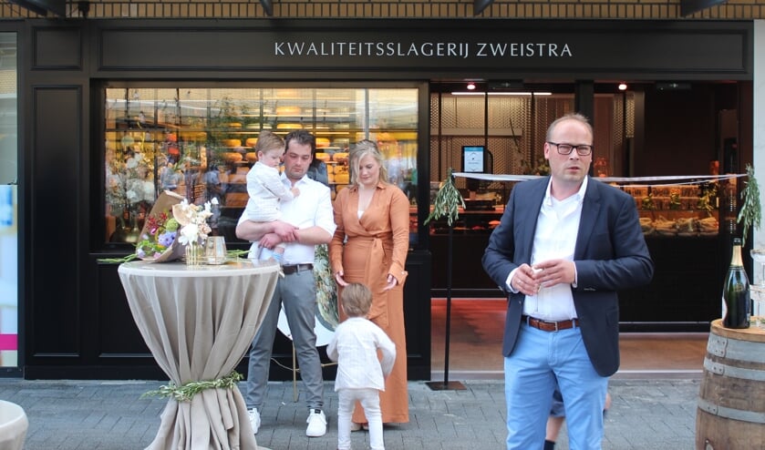 Oprichter en broer Andries Zweistra spreekt Aard-Jan, Therese en hun kinderen toe.