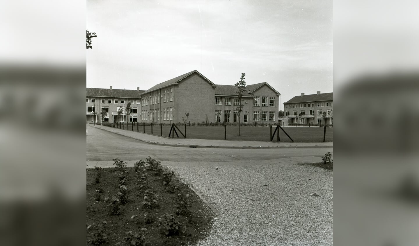 Foto uit 1959 met als beschrijving ‘Zicht op de voormalige Wilhelminaschool gelegen in de Beatrixlaan’. (Foto uit Regionaal Historisch Centrum Vecht en Venen)