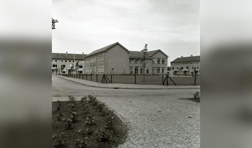 <p><em>Foto uit 1959 met als beschrijving ‘Zicht op de voormalige Wilhelminaschool gelegen in de Beatrixlaan’. (Foto uit Regionaal Historisch Centrum Vecht en Venen)</em></p>