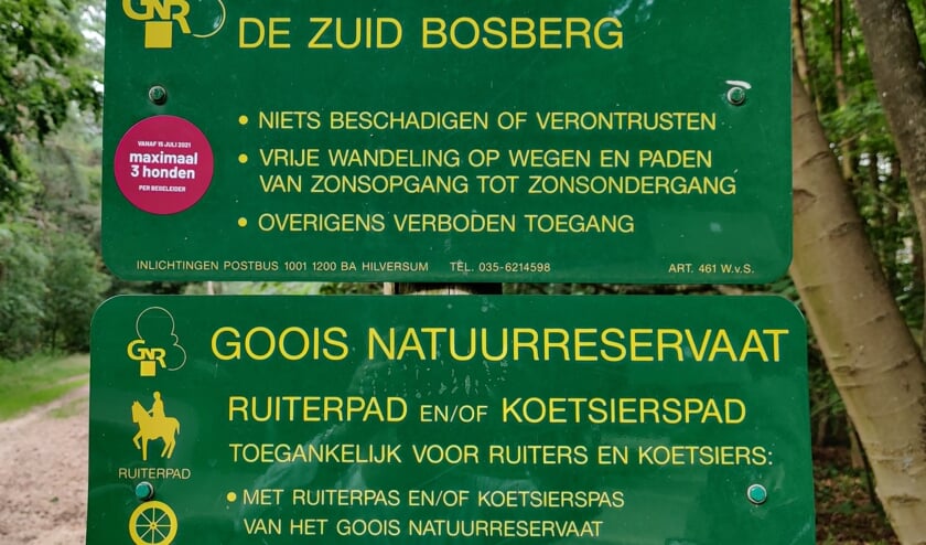 GNR heeft bij de ingang van al haar natuurterreinen op de borden de nieuwe regel aangebracht door middel van een onopvallende paarse sticker.