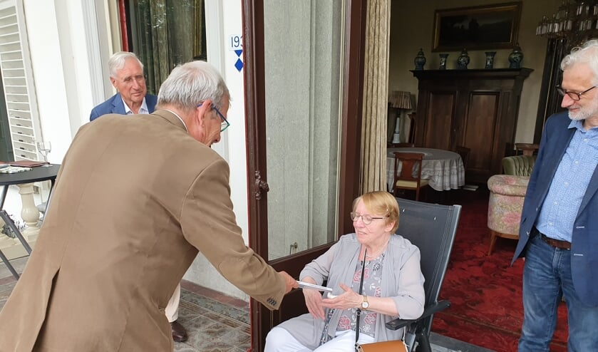 Onder toeziend oog van (links) Arie-Jan Ditewig (Online Museum) en (rechts) Otto van Boetzelaer overhandigt Anne Doedens het eerste boek aan Serieke Verschuur, partner van de in april overleden coauteur Pieter van Hees.