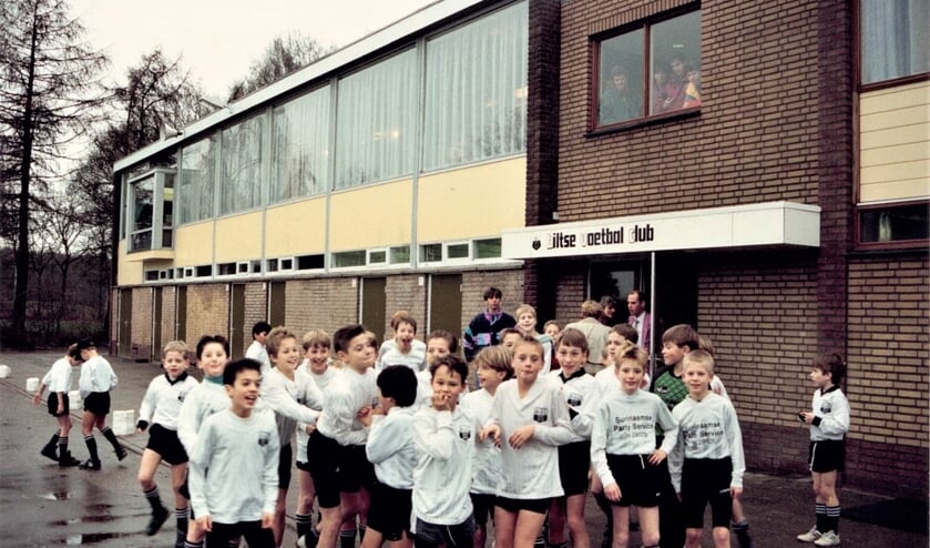 Deze foto van de heropening van het BVC-paviljoen op sportpark Larenstein (1992) sierde ook de jubileumuitgave t.g.v. het 75-jarig bestaan van BVC in 1996. (foto Dirk Catoen)