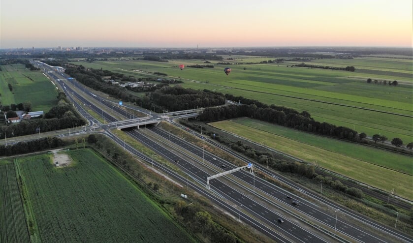 De A27 ten noorden van de stad Utrecht v.l.n.r. door Groenekan naar Maartensdijk en Hollandsche Rading richting Hilversum. (foto Frank Mulder).