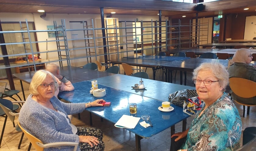 Annie Hoolwerf en Dores Lignac (r) steken regelmatig de handen uit de mouwen bij WVT.