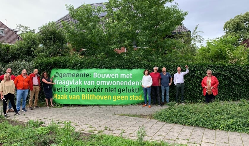 <p><em>De tekst op het spandoek van de omwonenden gaat over (het ontbreken van) draagvlak.</em></p>