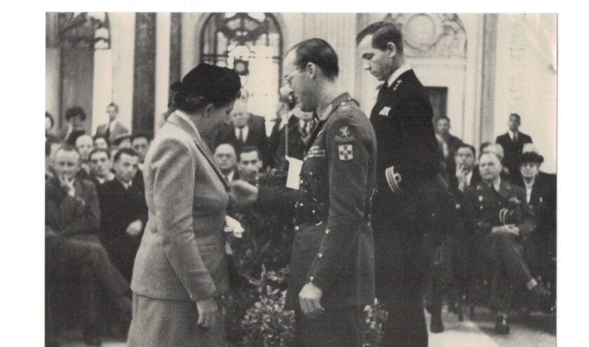 Prins Bernhard reikt het Kruis van verdienste uit aan Mw. Bakker.