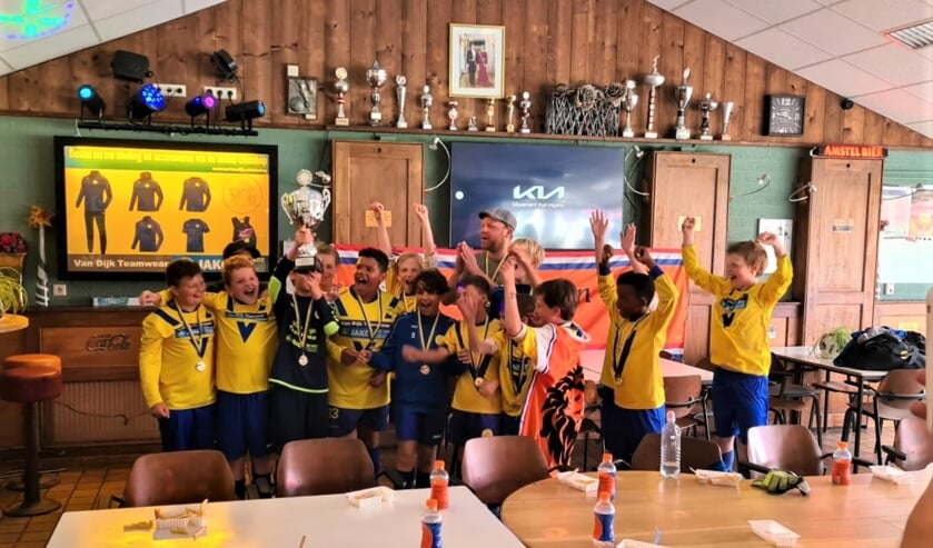 Het uitbundige JO-11.1 team van SVM.