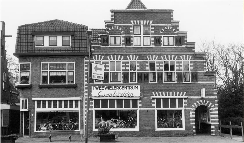 <p><em>Tweewielercentrum Cees van Weelden op Emmaplein 3-7 in 1990 (f</em><em>oto Jan van der Heiden Historische Kring d’Oude School)</em></p>