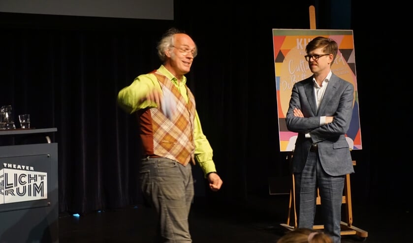 <p><em>Biltse cultuurambassadeur Bart van Gerwen vraagt cultuurwethouder Dolf Smolenaers naar het belang van cultuur voor kinderen.</em></p>