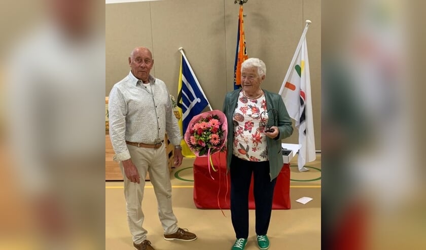 Op 30 juni is Eef in het zonnetje gezet met mooie woorden, bossen bloemen, vele kaarten en een sculptuur; uit handen van haar voormalig turntrainer Jan Brouwer (82) werd het 75 jarig-bondspeldje van de KNGU uitgereikt.
