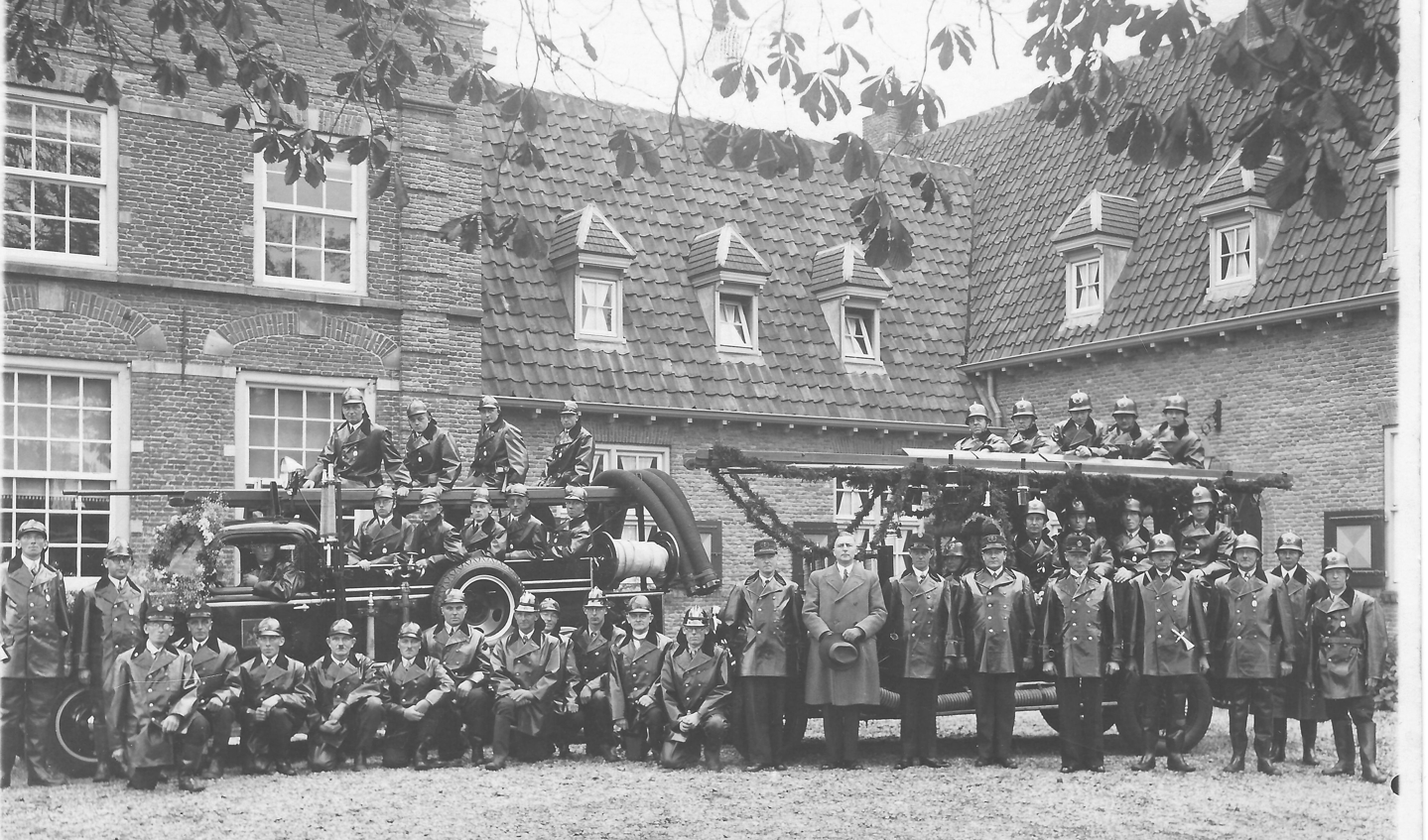 Foto Koch (Hilversum) maakte deze foto in 1936 met de Maartensdijkse Brandweer t.g.v. de installatie van de heer Roelof Tjalma als burgemeester van Maartensdijk. (uit de verzameling van Koos Kolenbrander)