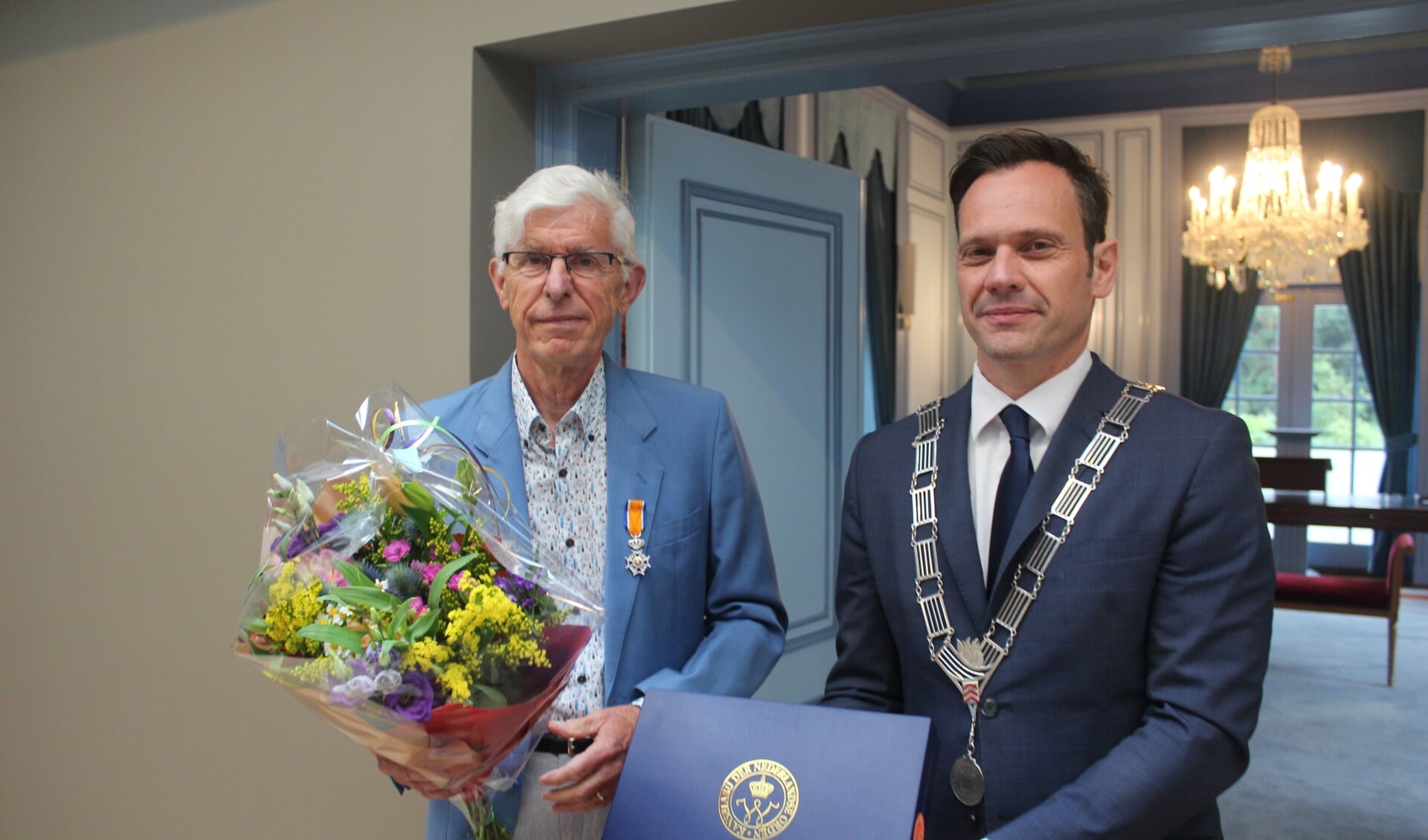 Burgemeester Sjoerd Potters reikte de onderscheiding aan Jacques Berk (links) uit in de Trouwzaal op Jagtlust. [foto Henk van de Bunt]