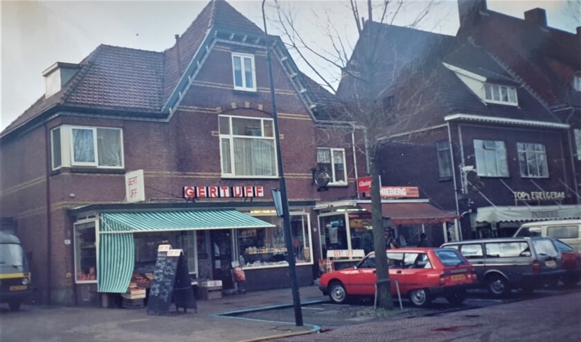 <p><em>Gekneld tussen Gert IJff en Top betrokken zij de rechterzijde van het voormalig pension Ravenhorst </em><em>(</em><em>Foto privécollectie familie Nieberg).</em></p>