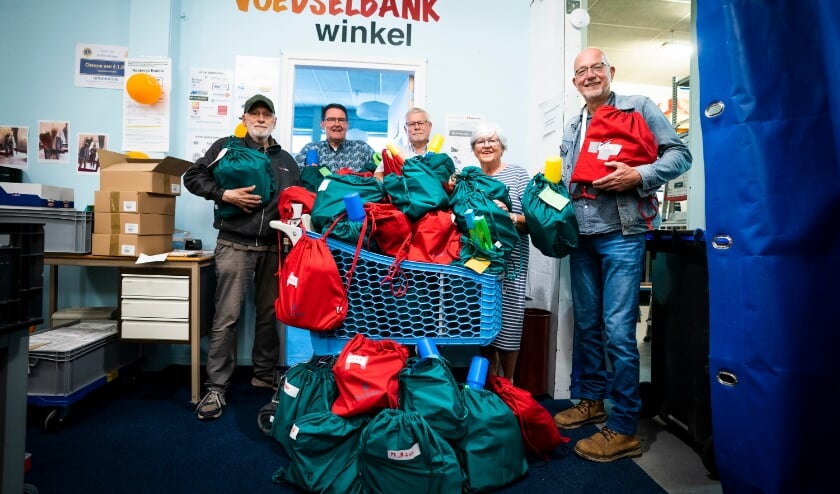 Vertegenwoordigers van de deelnemende kerken leveren de tasjes af bij De Voedselbank. (foto Jeroen Jumelet)