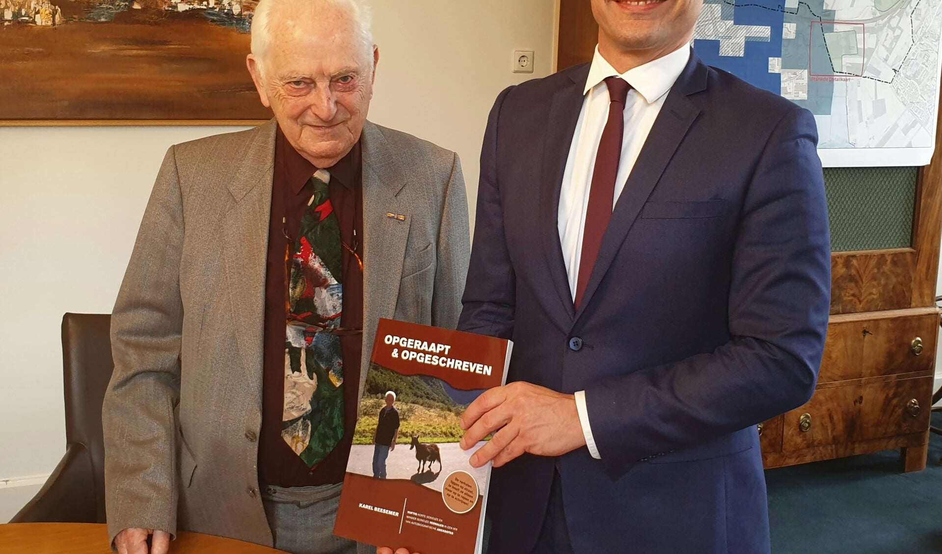 Donderdag 1 juli overhandigde oud-wethouder Karel Beesemer zijn nieuwe boek ‘Opgeraapt & Opgeschreven’ aan burgemeester Sjoerd Potters. 