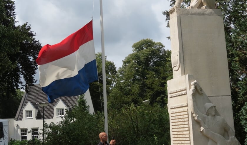 Bij aanvang van de herdenking hangt de Nederlandse driekleur halfstok.  