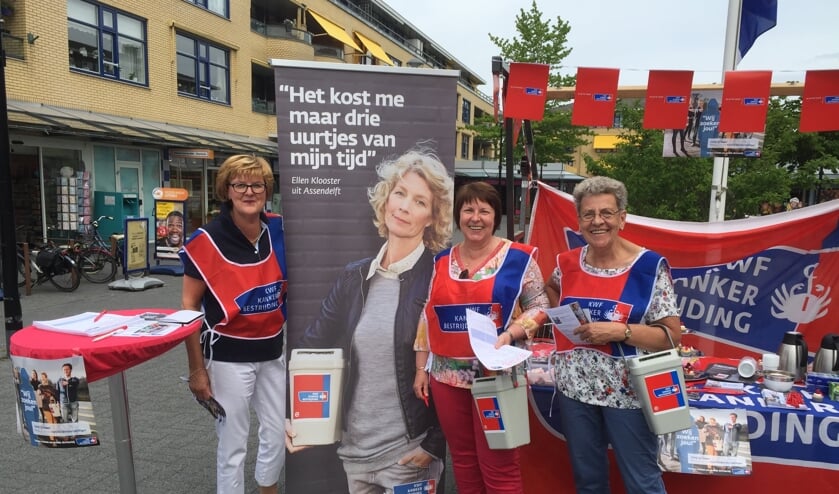 V.l.n.r. Nel Verkroost, Anja Donker en Corrie Bosman (collectantencoördinator Maartensdijk).