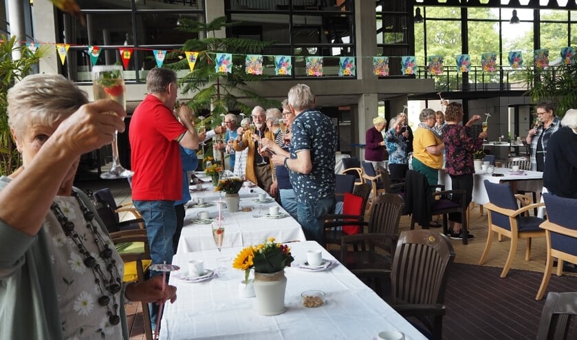 Klein feestje in het ruime Atrium van Lugtensteyn. (foto Tineke Fleurke)