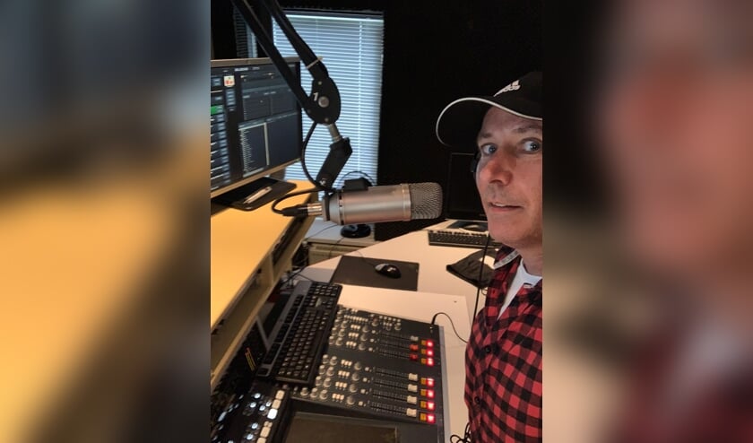 <p><em>Nieuwslezer Robbert van den Heuvel aan het werk in de studio van RouletteFM.</em></p>