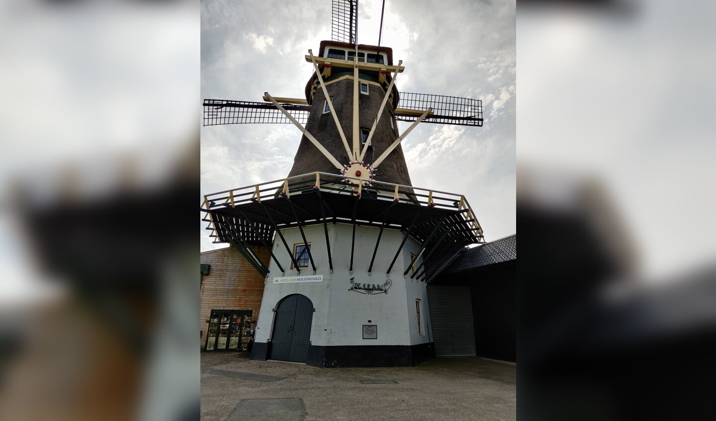 Er zijn in Nederland nog ongeveer 1200 molens over; eén daarvan staat in Westbroek.