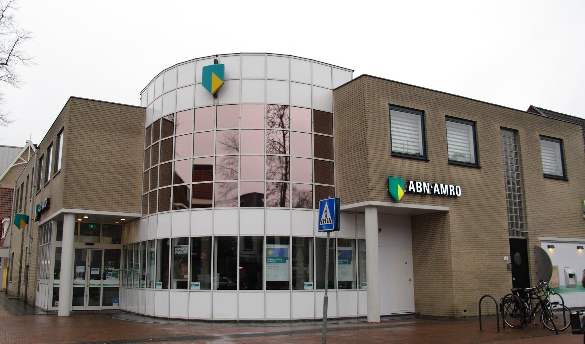 Voorjaar 2021 heeft ABN-AMRO dit bankgebouw aan Vinkenlaan 2 gesloten. (foto Bilthoven Verandert, Hermine Broggel).