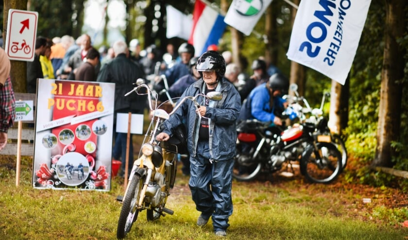 Gepast gekleed klaar voor de zomerrit. (foto Gerrit Groeneveld)