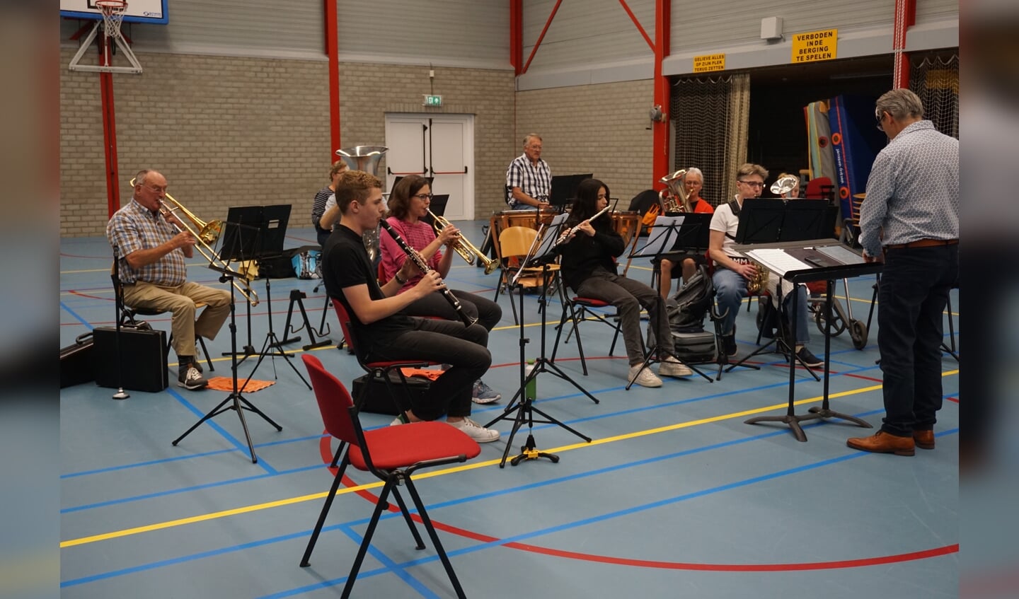 In De Vierstee in Maartensdijk gaf het Opstaporkest van muziekvereniging Kunst en Genoegen een concert. De jonge leden speelden met veel enthousiasme. Het publiek beloonde hen met een enthousiast applaus. (foto Frans Poot)