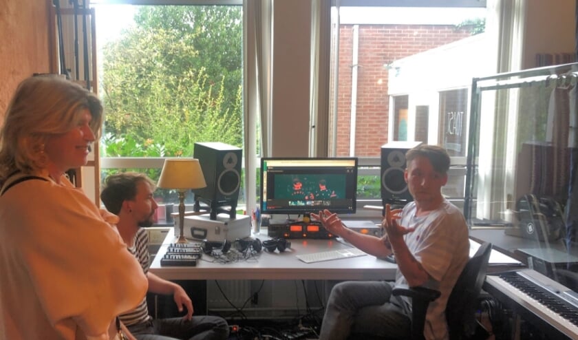 Wethouder Madeleine Bakker-Smit neemt een kijkje bij de muzikale workshops.