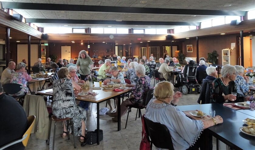 Een volle zaal in WVT voor een uitgebreide brunch.