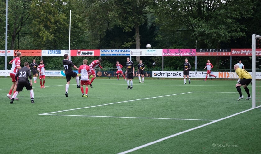 In de eerste helft kopte Robin Notenboom raak, helaas ging deze keiharde kopbal net naast het doel. (foto Henk Willemsen)