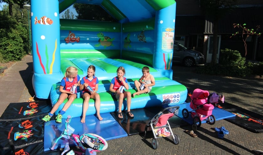 Voor de kleinsten was er weer een springkussen; in dit geval een zitkussen, waar het gesprek ging over een hockeywedstrijd eerder op de dag.