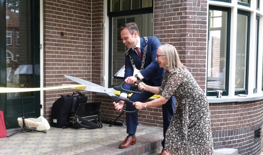 <p>Burgemeester Sjoerd Potters en comitévoorzitter Romana Engeman knippen het lint door.</p>