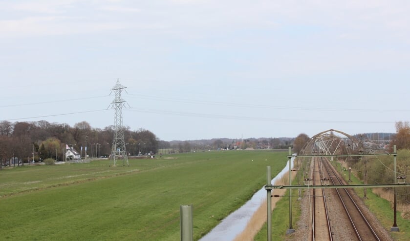 Het is volgens het college van belang om een verdere versnippering, verrommeling en dichtslibben van de kenmerkende landschappelijke openheid tegen te gaan, mede in relatie tot de architectuurhistorisch waarde van de bijzondere betonnen bovenleidingportalen in reeksvorm op de spoorlijn Utrecht-Hilversum.