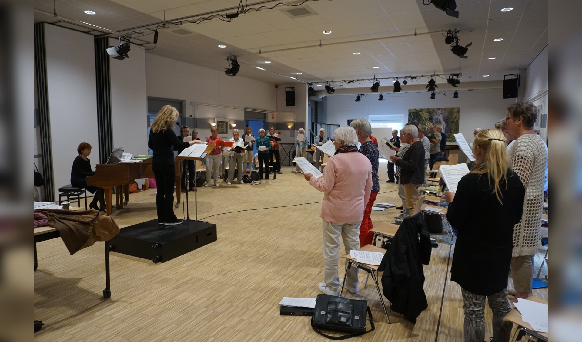 Ook in De Vierstee een bijdrage van het Algemeen Zangkoor Maartensdijk in de grote zaal onder leiding van de nieuwe, enthousiaste dirigent Julia Scepanovic. (foto Frans Poot)