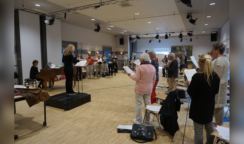 <p><em>Ook in De Vierstee een bijdrage van het Algemeen Zangkoor Maartensdijk in de grote zaal onder leiding van de nieuwe, enthousiaste dirigent Julia Scepanovic. (foto Frans Poot)</em></p>  
