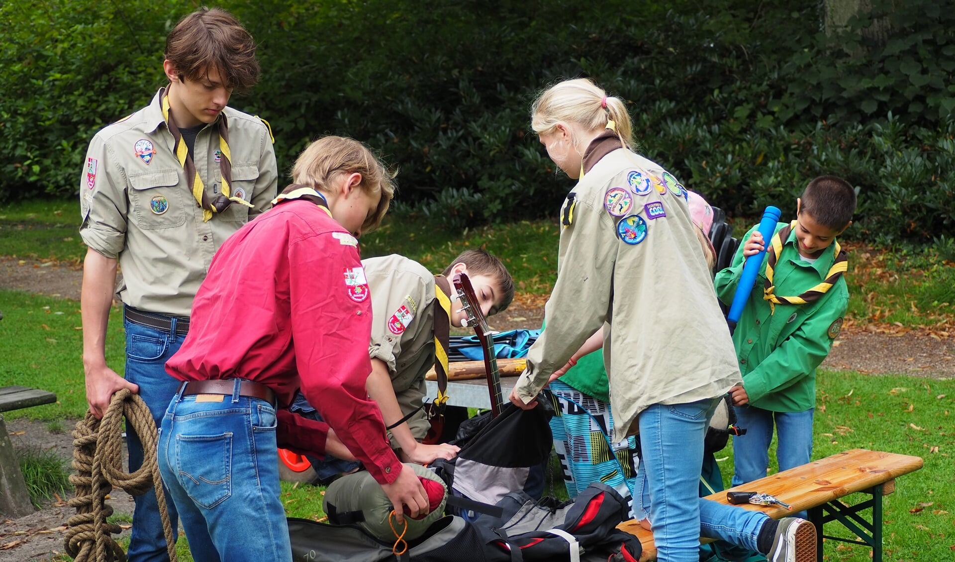 De scouts zijn druk in het Van Boetzelaerspark.