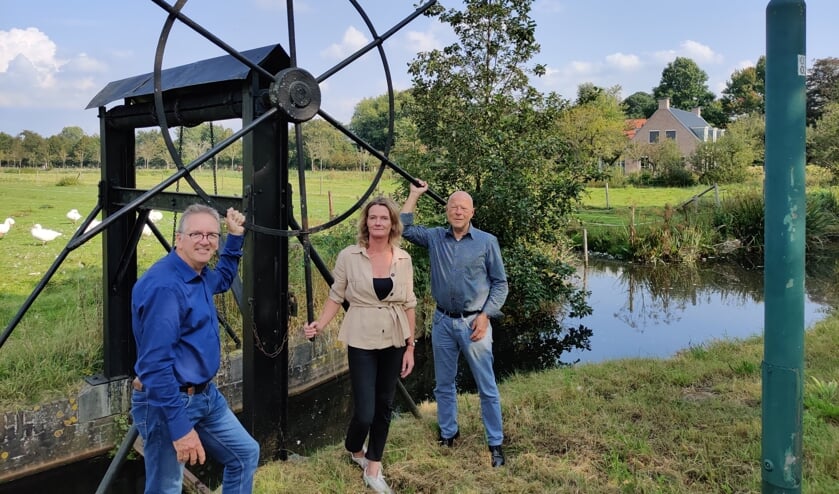 <p>V.l.n.r. Jan Maassen, Anne Kim Copijn en Frans Poot bij de stuw in de watergang noordzijde Groenekanseweg, daterend uit de <strong>periode 1850-1900. De stuw functioneert al sinds de vervening en inpoldering van dit gebied.</strong></p>