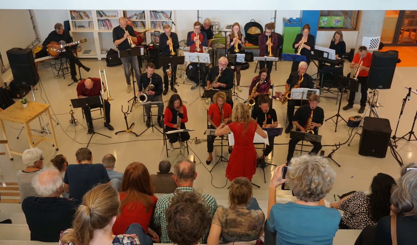 Aan het einde van deze bruisende dag gaf de Big Band geeft o.l.v. Anita van Soest een concert in Het Lichtruim. Het publiek reageerde enthousiast op de swingende muziek. (foto Frans Poot)