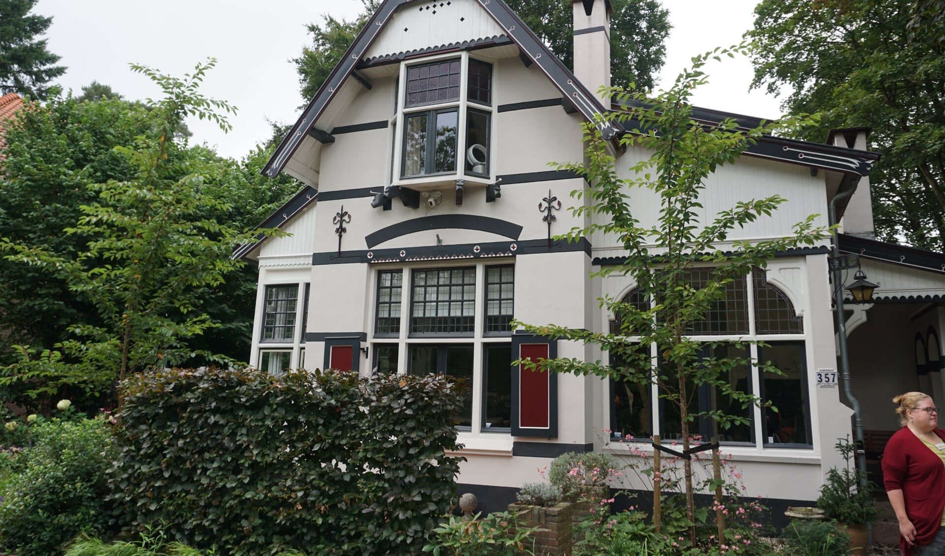 Villa met Dierenkoppen, Soestdijkseweg Noord 357, Bilthoven: Deze gepleisterde villa is in 1910 als zomerverblijfgebouwd. De vele daklijsten eindigen alle met een fraai gesneden dierenkop.