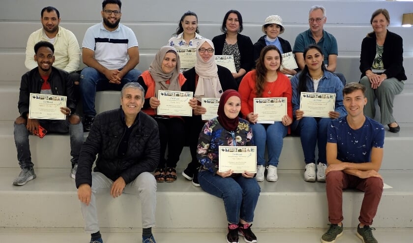 Deelnemers aan de zomerschool zijn trots op hun behaalde certificaat. (foto Alwin Porton)