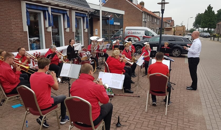 <p><em>Muziekvereniging Vriendenkring onder leiding van de nieuwe dirigent Olaf Schipper.</em></p>