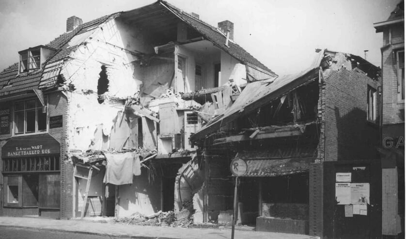 Het Emmaplein na het bombardement van 29 november 1944. (foto Albert Heijn erfgoed)