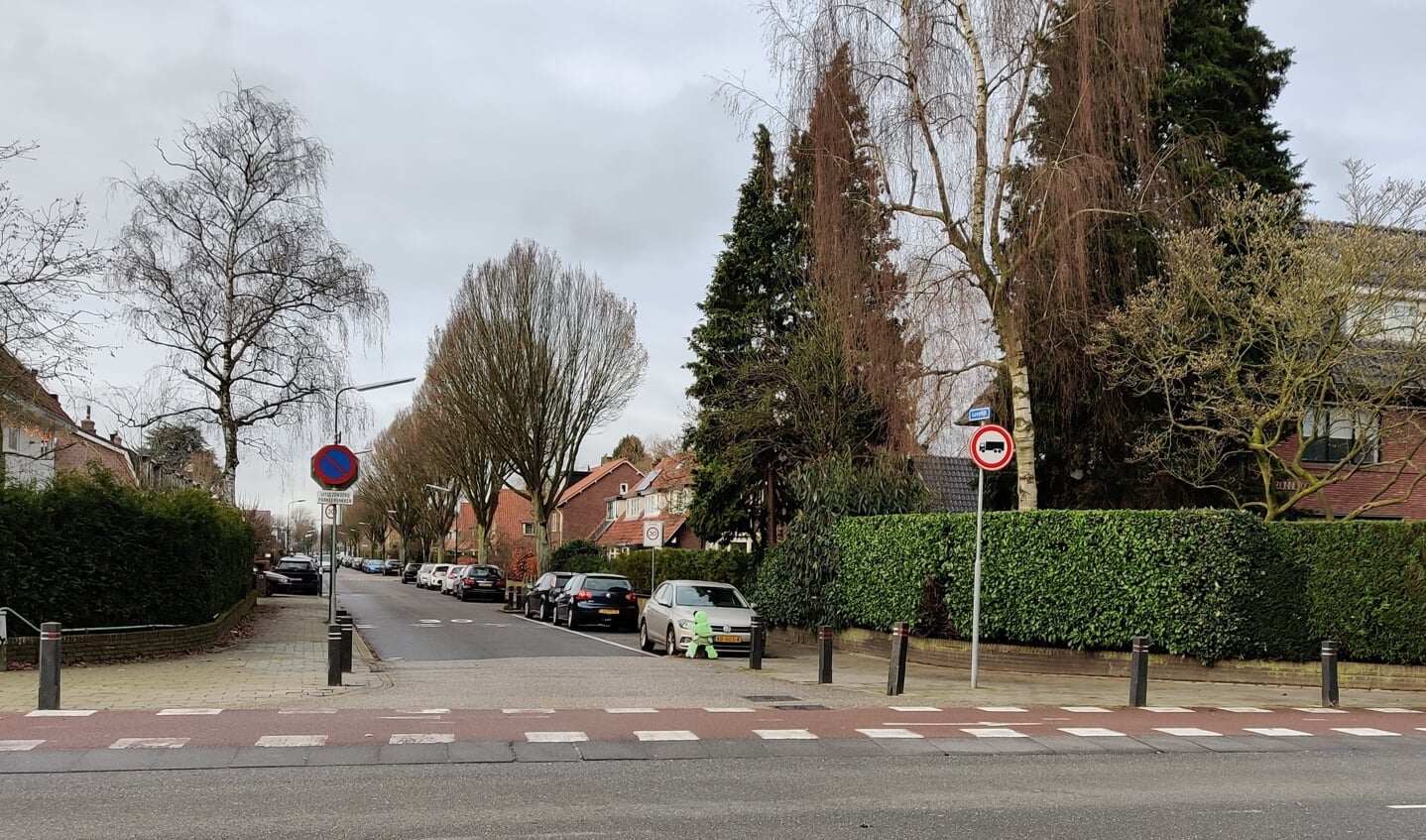 Al op 14 april 2015 heeft het college van burgemeester en wethouders een verkeersbesluit genomen waarmee een inrijdverbod is ingevoerd voor vrachtwagens op de Looydijk vanaf de Soestdijkseweg-Zuid. 