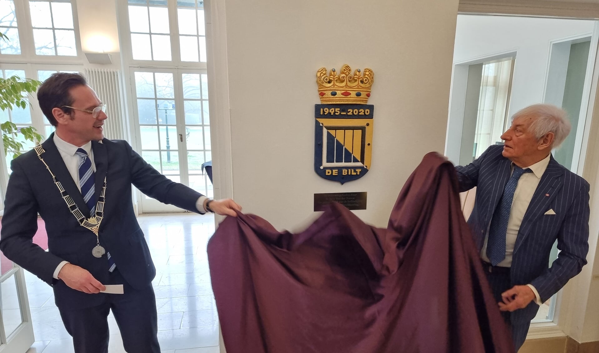 Burgemeester Potters en Philippe van der Zeeuw onthullen het kunstwerk op Jagtlust.