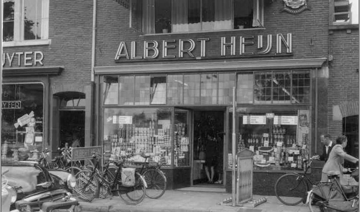 Albert Heijn jaren vijftig, naast concurrent De Gruyter. (foto Albert Heijn erfgoed)