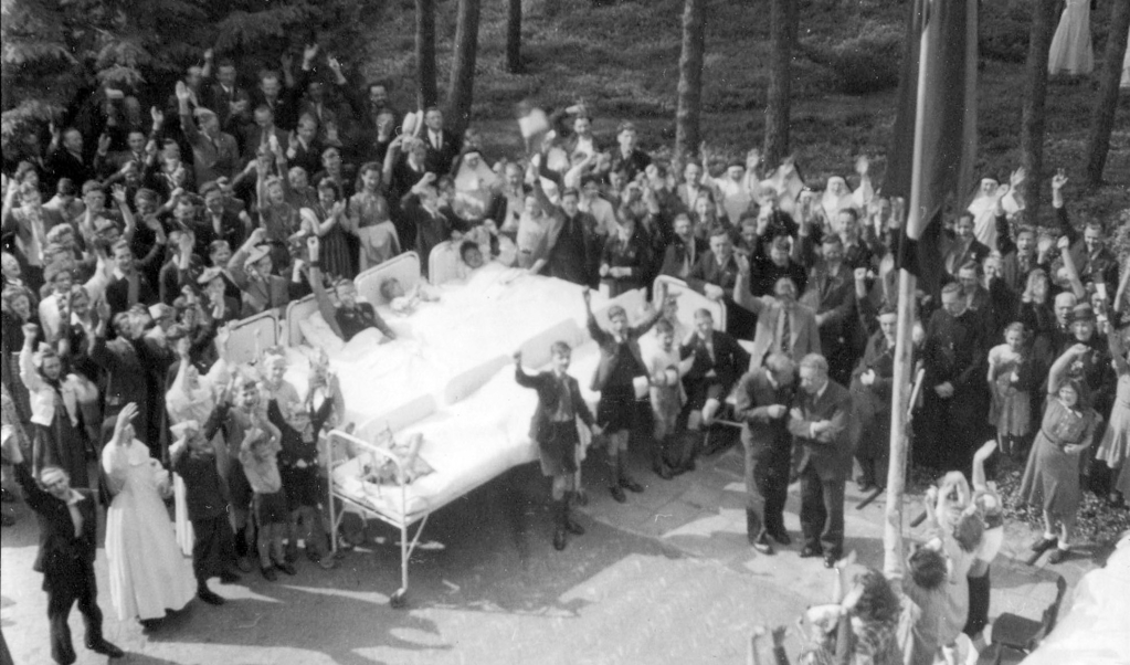 Op woensdag 9 mei 1945 werd bij het Sanatorium Berg en Bosch de bevrijding gevierd. Voor dit feest waren zoveel mogelijk bedlegerige patiënten door ambulante patiënten naar buiten gebracht om gezamenlijk de vrijheid te ervaren en mee te maken.