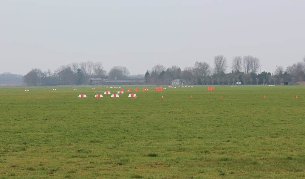 Het vliegveld van nu; op het gras zijn de circuitgebieden gemarkeerd. Op de achtergrond de contouren van het Noorderpark. 
