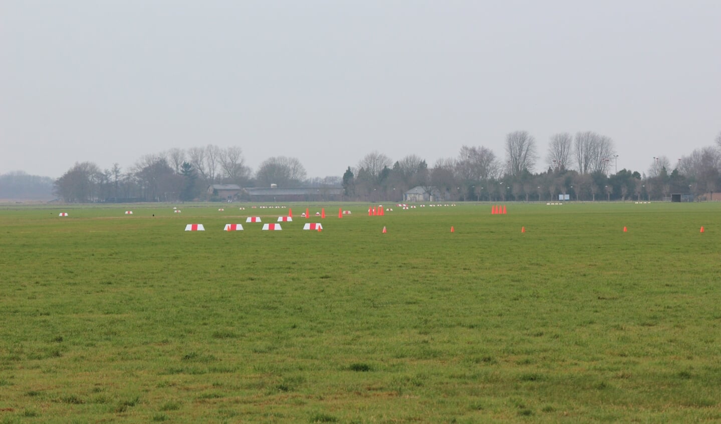 Het vliegveld van nu; op het gras zijn de circuitgebieden gemarkeerd. Op de achtergrond de contouren van het Noorderpark. 