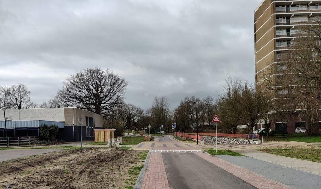 De doorgang van de Prof. Dr. T. M.C. Asserweg is voor fietsverkeer opengesteld. Voor autoverkeer is de weg open voor eenrichtingsverkeer (dorp uit). [foto Henk van de Bunt]
